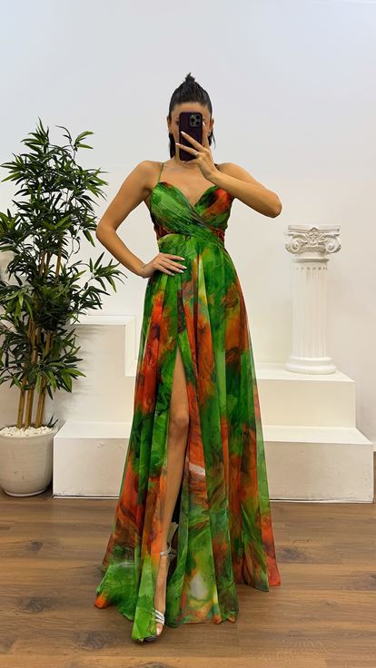 Robe de soirée verte à bretelles en corde et détail au dos