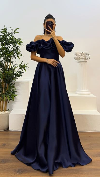 Abito da sera arricciato con scollo a barchetta blu navy