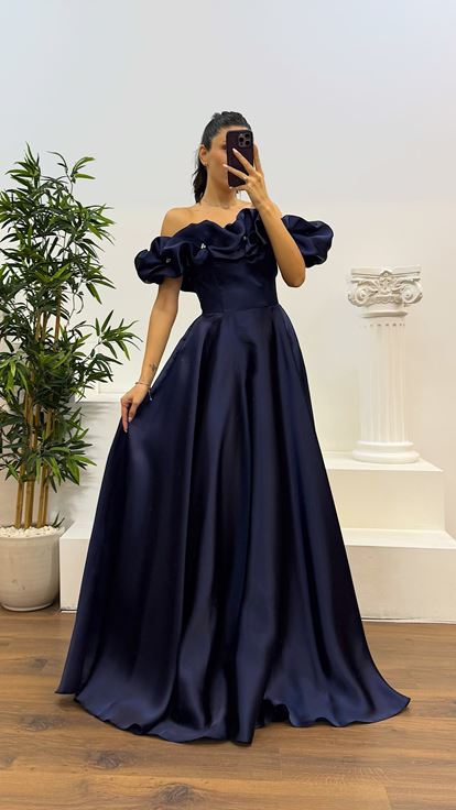 Abito da sera arricciato con scollo a barchetta blu navy