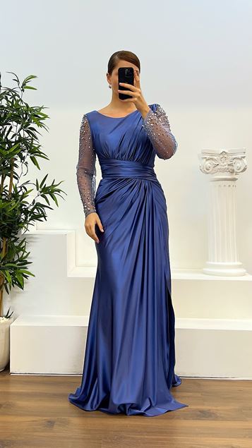 Indigofarbenes Abendkleid in Übergröße mit Ärmeldetail