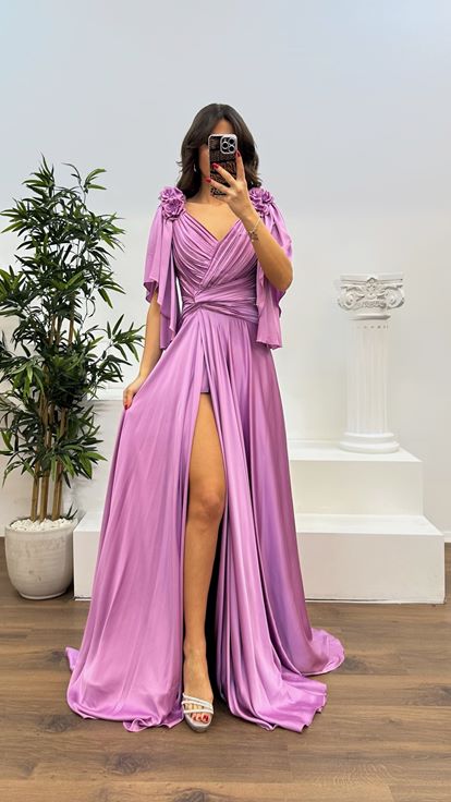 Abito da sera in raso con dettagli floreali rosa