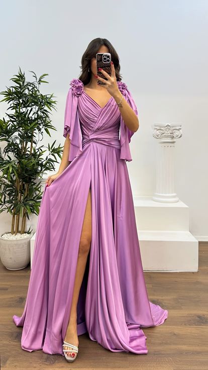 Abito da sera in raso con dettagli floreali rosa