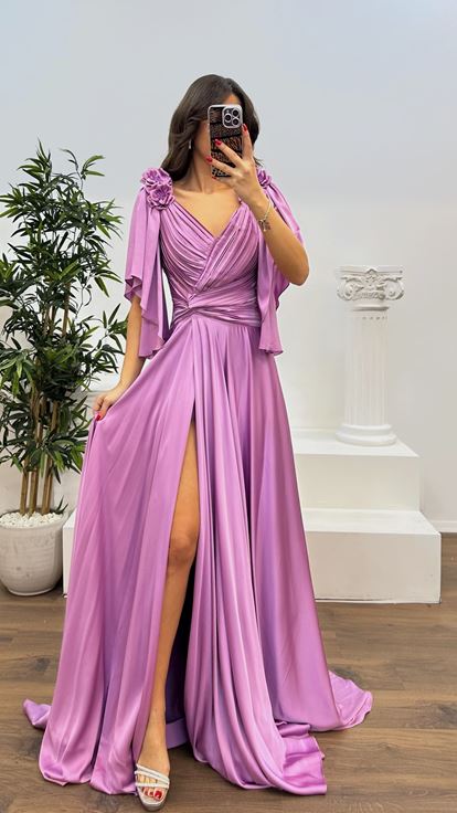 Abito da sera in raso con dettagli floreali rosa