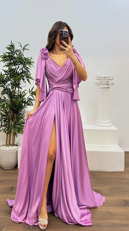 Abito da sera in raso con dettagli floreali rosa