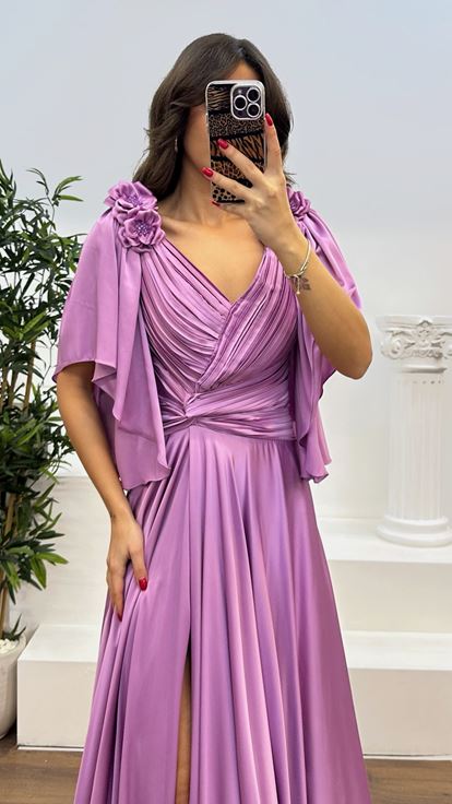 Abito da sera in raso con dettagli floreali rosa