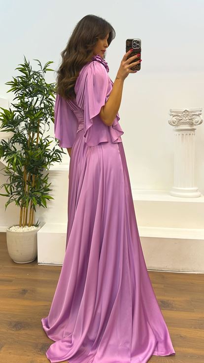 Abito da sera in raso con dettagli floreali rosa