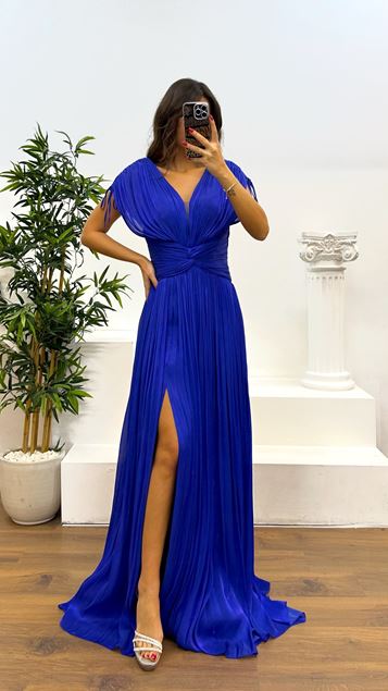 Vestido de noche plisado con cuello en V de Saks