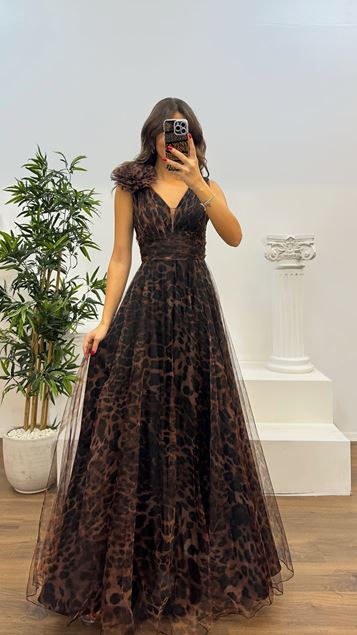 Vestido de noche de tul con tirantes negros