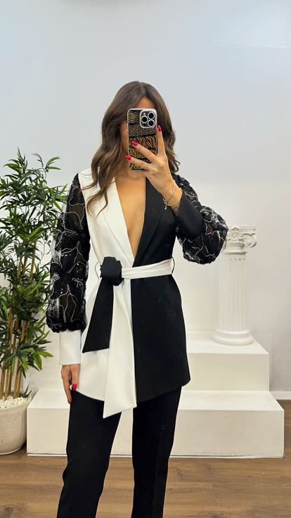 Traje blanco con detalle de bordado en la manga