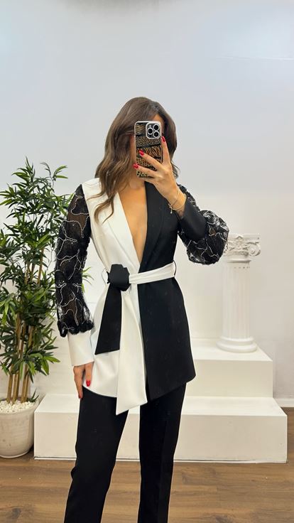 Traje blanco con detalle de bordado en la manga