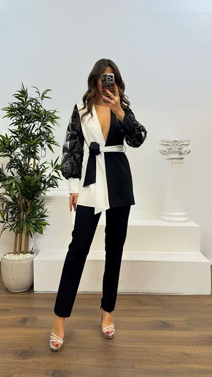 Traje blanco con detalle de bordado en la manga