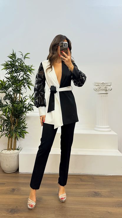 Traje blanco con detalle de bordado en la manga