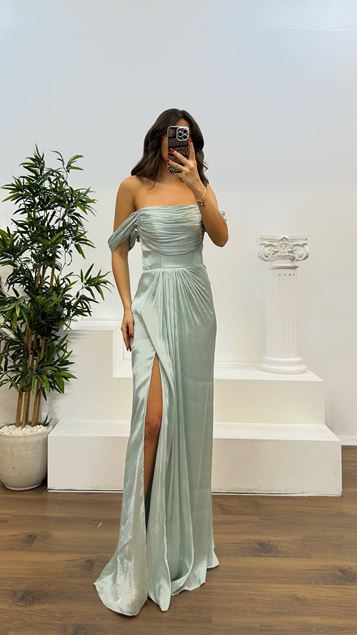 Mintgrünes, trägerloses, plissiertes Abendkleid