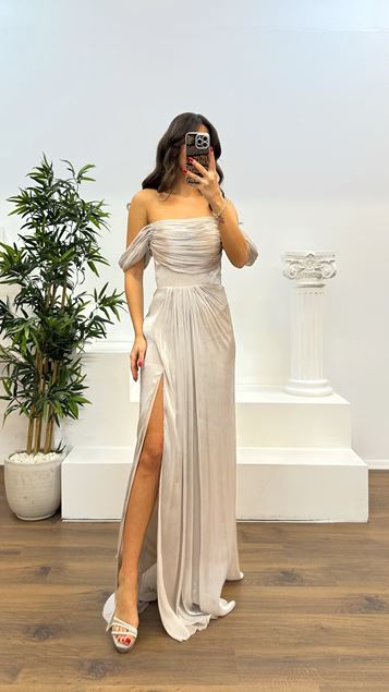 Nerzfarbenes, trägerloses, plissiertes Abendkleid