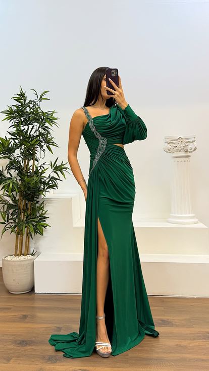 Smaragdgrünes, einärmliges Abendkleid mit Stickereidetail