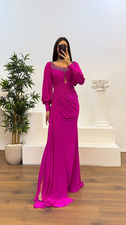 Robe de soirée fussia à encolure avec détails en pierre