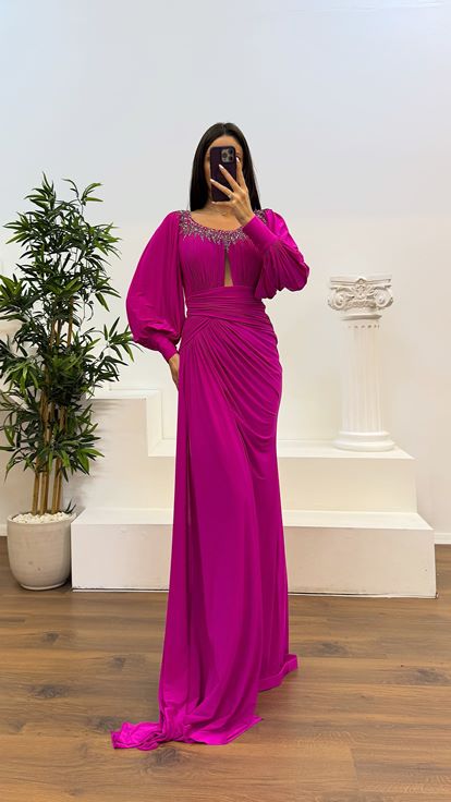 Robe de soirée fussia à encolure avec détails en pierre