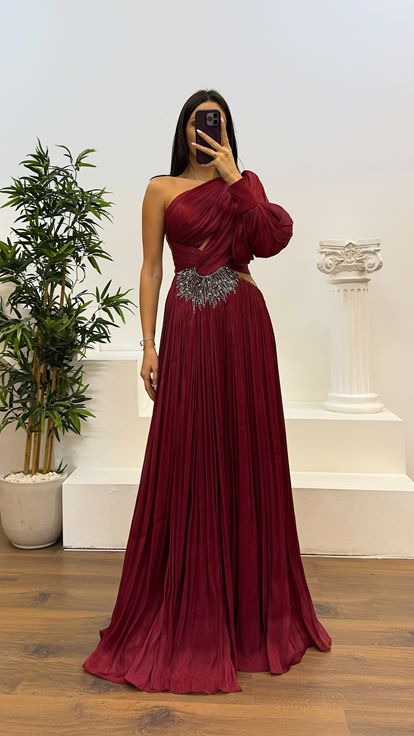 Robe de soirée plissée bordeaux à manches simples