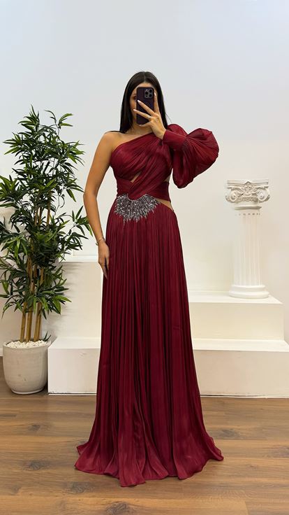 Robe de soirée plissée bordeaux à manches simples