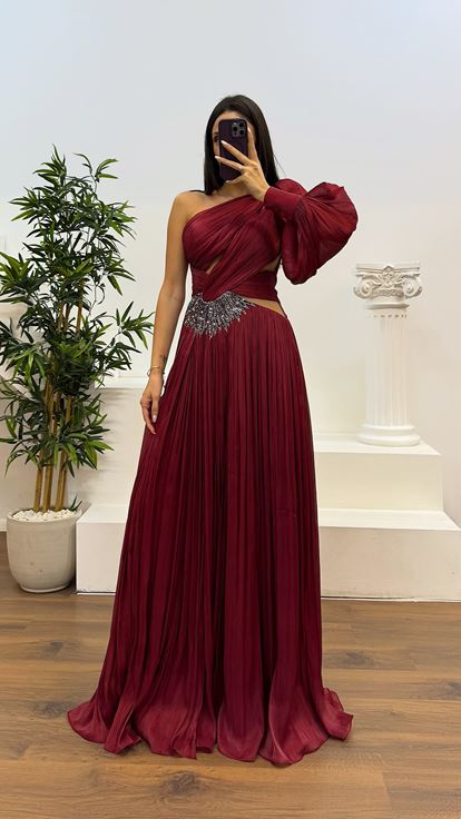 Robe de soirée plissée bordeaux à manches simples