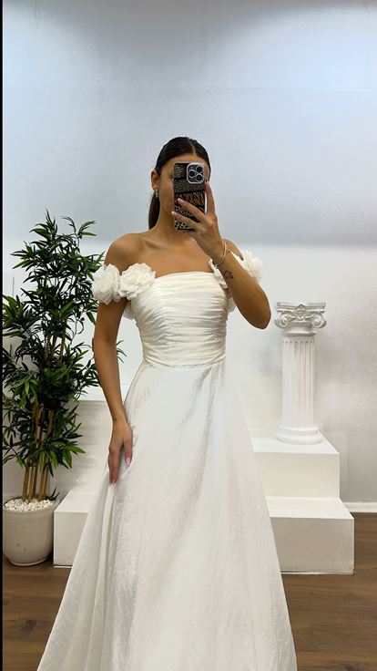 Abito da sera con dettagli floreali e cinturino in osso