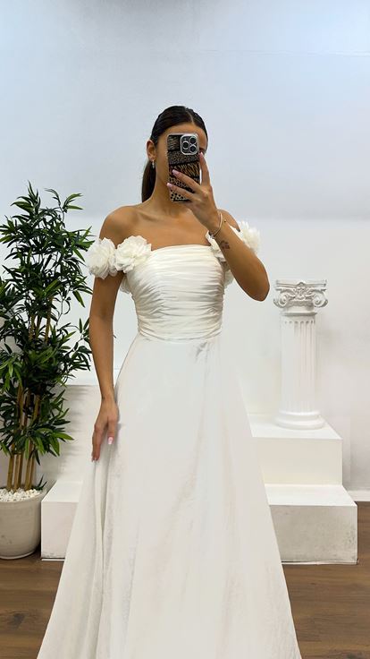 Abito da sera con dettagli floreali e cinturino in osso