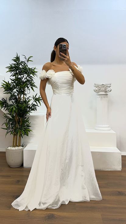 Abito da sera con dettagli floreali e cinturino in osso