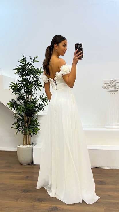 Abito da sera con dettagli floreali e cinturino in osso