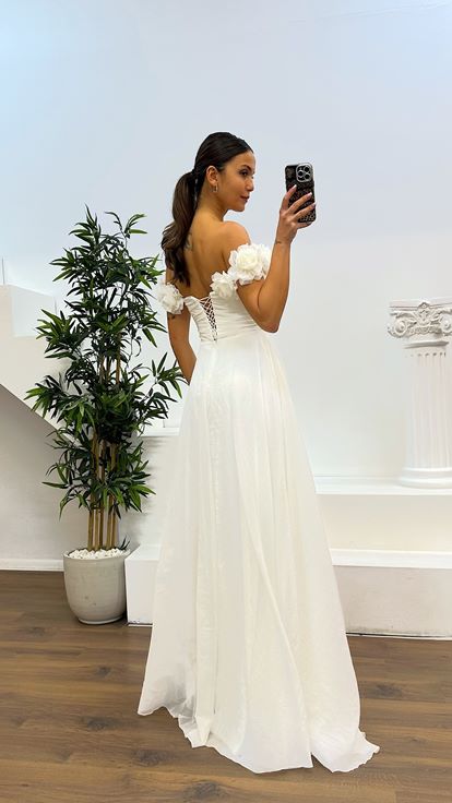 Abito da sera con dettagli floreali e cinturino in osso