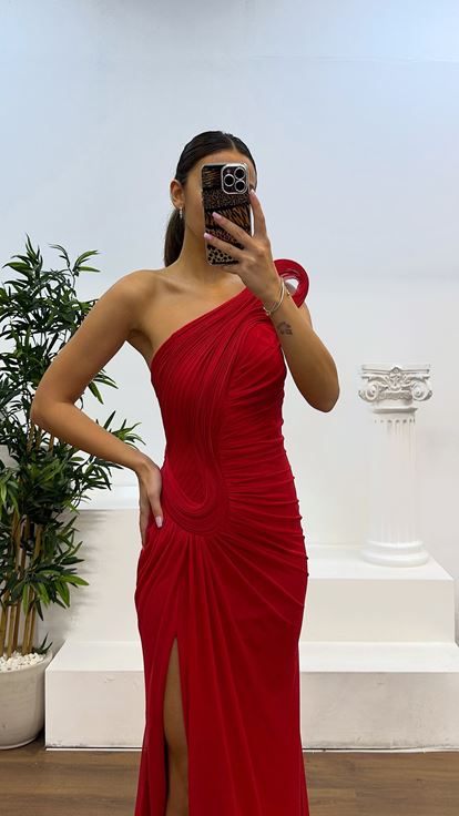 Robe de soirée rouge à une épaule drapée
