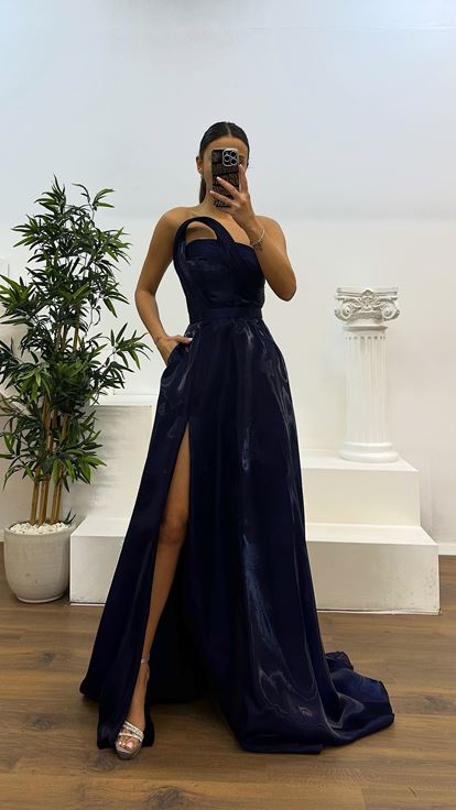 Abito da sera dettagliato con scollatura senza spalline blu navy