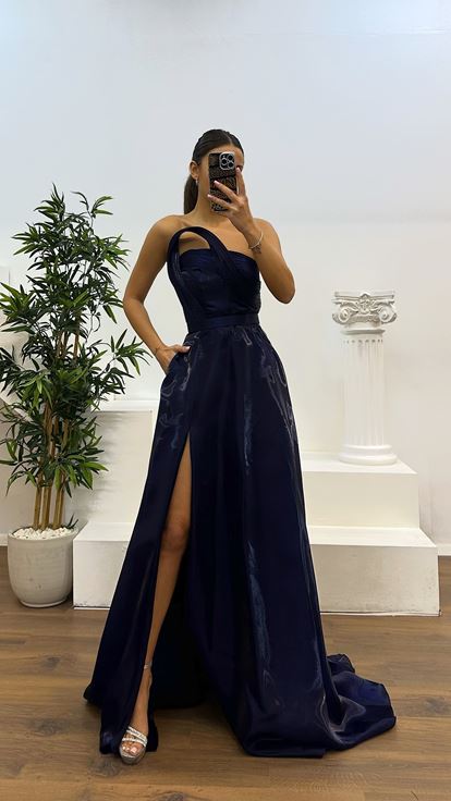 Abito da sera dettagliato con scollatura senza spalline blu navy