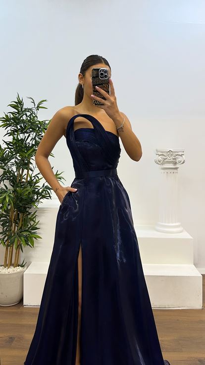 Abito da sera dettagliato con scollatura senza spalline blu navy