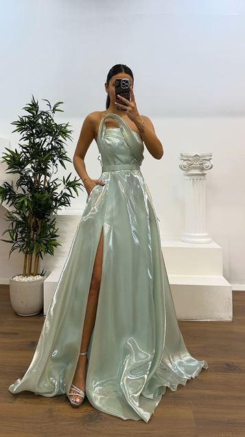 Mintfarbenes Abendkleid mit trägerlosem Ausschnitt und detailliertem Ausschnitt