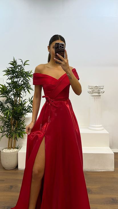 Vestido de noche con cuello Madonna rojo