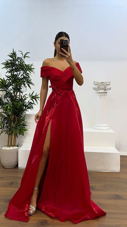 Vestido de noche con cuello Madonna rojo