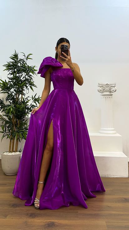 Robe de soirée fuchsia avec détails sur les épaules