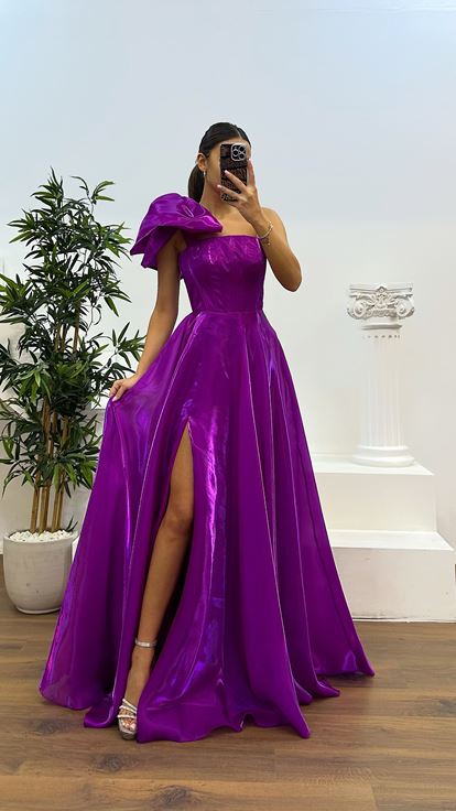 Robe de soirée fuchsia avec détails sur les épaules