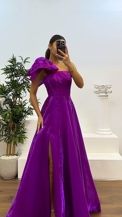 Robe de soirée fuchsia avec détails sur les épaules