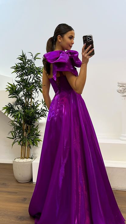 Robe de soirée fuchsia avec détails sur les épaules