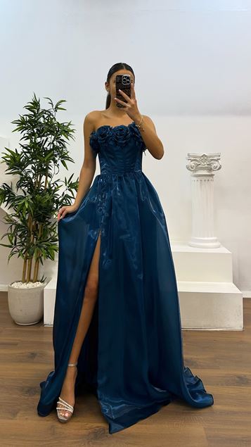 Trägerloses Abendkleid mit Blumendetail in Petrol