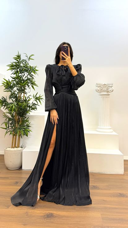 Black Neckline Pleated Evening Dress