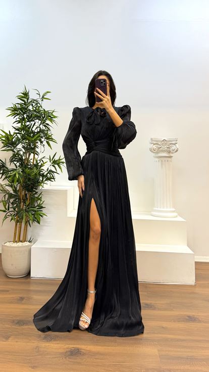 Black Neckline Pleated Evening Dress