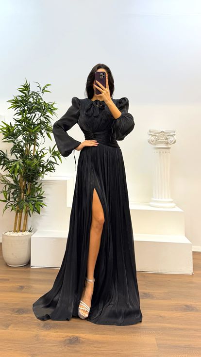 Black Neckline Pleated Evening Dress