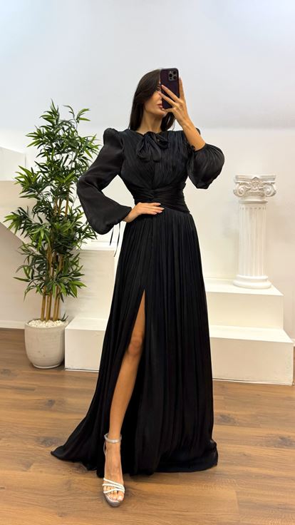 Black Neckline Pleated Evening Dress