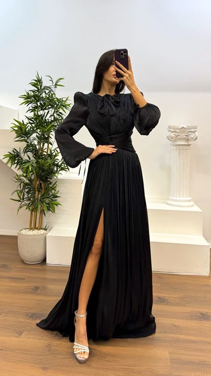 Black Neckline Pleated Evening Dress