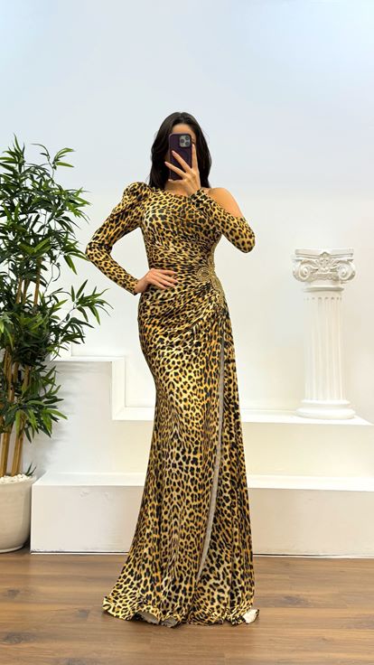 Abendkleid mit Leopardenmuster und einärmeligen Taillendetails