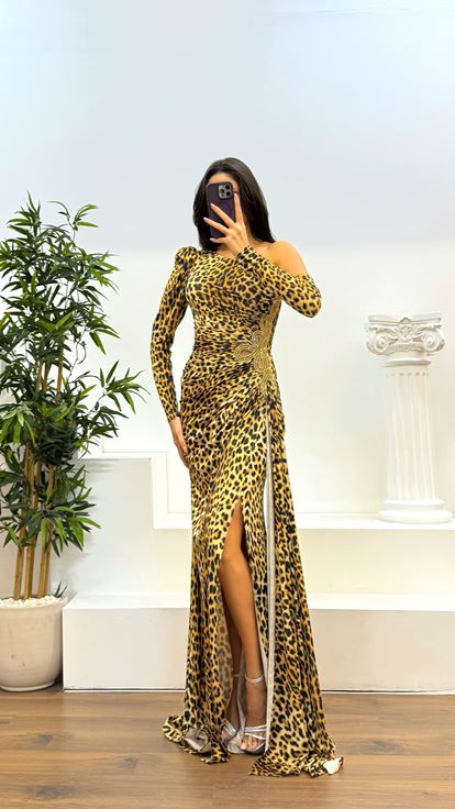 Abendkleid mit Leopardenmuster und einärmeligen Taillendetails