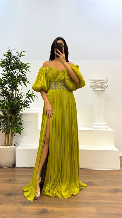 Abito da sera plissettato con maniche a palloncino color arachidi