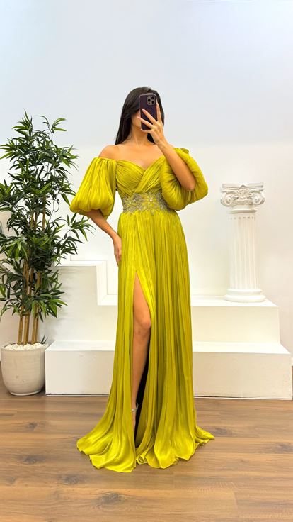 Abito da sera plissettato con maniche a palloncino color arachidi